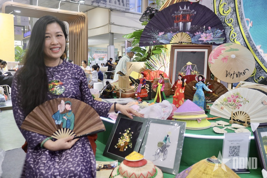 Giữ nét đẹp quạt sừng giấy dó